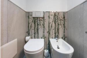 un baño con inodoro y lavabo en Colombo House, en Quartu SantʼElena