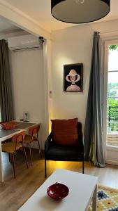 un salon avec un canapé et une table dans l'établissement Les Capucines, comme chez soi, loin de chez soi, à Aubenas