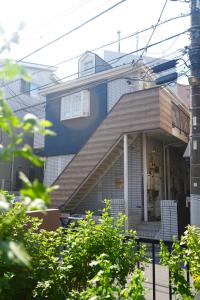 ein blau-weißes Haus mit Veranda in der Unterkunft D Regalo in Ichikawa