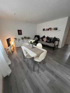 a living room with a table and a couch at Gemütliche Einliegerwohnung (2 Zimmer), Schönaich in Schönaich