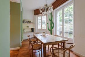 Η κουζίνα ή μικρή κουζίνα στο Two levels apartment with garden