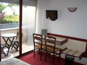 TV a/nebo společenská místnost v ubytování Auberge d'Andaines
