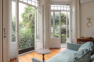 Χώρος καθιστικού στο Two levels apartment with garden