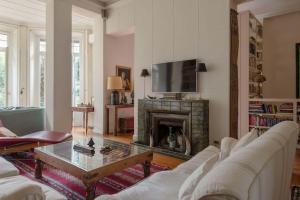 Χώρος καθιστικού στο Two levels apartment with garden