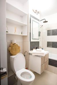 Un baño blanco con inodoro y lavabo. en Apartment in Odorheiu Secuiesc, en Văleni