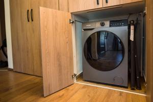 cocina con lavadora en un armario en Apartment in Odorheiu Secuiesc, en Văleni 12 fotos más