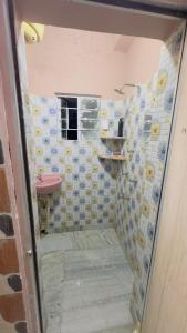 Koupelna v ubytování Luxury 2BHK with Parking + 4 fotografie