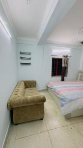 Posezení v ubytování Luxury 2BHK with Parking