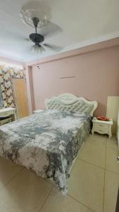 Postel nebo postele na pokoji v ubytování Luxury 2BHK with Parking