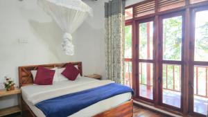 Un dormitorio con una cama y una ventana grande en Ella nature nest villa, en Ella