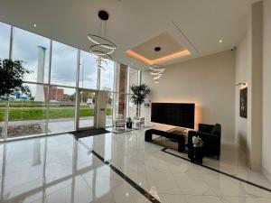 Una sala de estar con un sofá y un televisor. en Luxury Double Bed En-Suite in London, en Barking