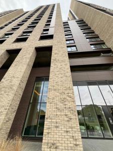 un edificio alto con una torre en Luxury Double Bed En-Suite in London, en Barking