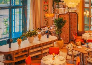 restauracja ze stołami, krzesłami i oknami w obiekcie Апартаменты рядом с Хан-Шатыром, на левом берегу w mieście Astana +42 zdjęcia