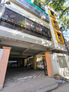 Il propose un hébergement doté d'un balcon et d'un parking. dans l'établissement Luxury Retreat 3 BHK Flat For Family and Group Homestay, Prime Location Near Kashi Vishwanath Temple, à Varanasi