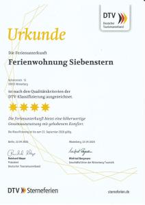 Et logo, certifikat, skilt eller en pris der bliver vist frem på FeWo Siebenstern