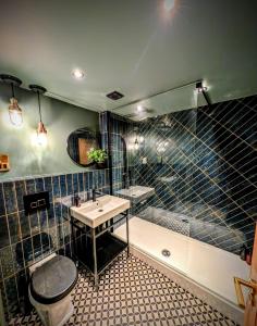 Un baño con inodoro, lavabo y bañera. en The Hideaway Bureau - Campbeltown, en Wooler 17 fotos más