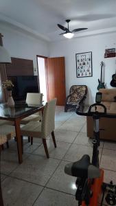 a living room with a table and a couch at Apart 2 Ilha dos Araújos 2 quartos e completo 114 m2 in Governador Valadares +15 photos