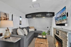 Fotografie z fotogalerie ubytování Lucinda Luxury RV with Hot Tub v destinaci Fredericksburg