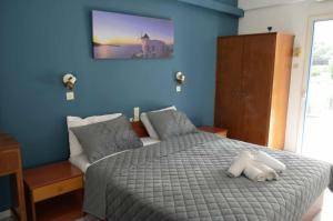 sypialnia z łóżkiem i dwoma ręcznikami na nim w obiekcie Valentino's Apartment w mieście Panormos Kalymnos