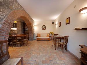 - un salon avec une voûte, une table et des chaises dans l'établissement Mansion in Prodo near Lake Bolsena, à Prodo 25 autres photos