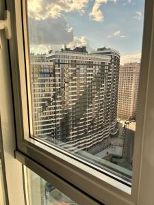 - une vue sur un grand bâtiment depuis une fenêtre dans l'établissement Затишні апартаменти в серці Аркадії, à Odessa