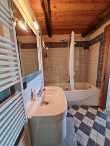 Koupelna v ubytování La Ca' 'd Pera, casale immerso nella natura