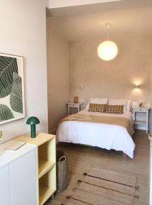 a small bedroom with a bed and a desk at Apartamento Arcoiris in Betanzos