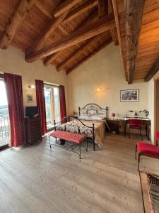 Postel nebo postele na pokoji v ubytování La Ca' 'd Pera, casale immerso nella natura