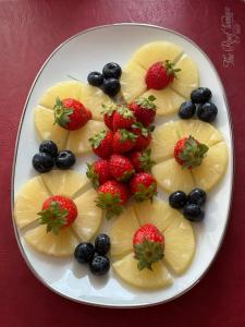 une plaque de fruits avec des fraises et des myrtilles dans l'établissement The Rooftop Terrace b&b Double Rooms Private Bathrooms and an equipped Roof Terrace, à Sant'Agnello