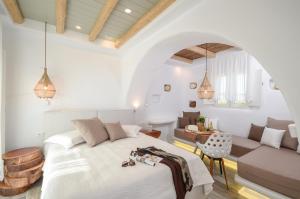 Posteľ alebo postele v izbe v ubytovaní Naxos Island Escape Suites
