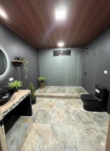 a bathroom with a sink and a toilet in a room at Pozas y Cascadas La Presa in Río Cuarto