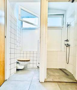 Ένα μπάνιο στο Beautiful Stay, 10BR Shared Apartment Flat 8 Mins Rathausplatz