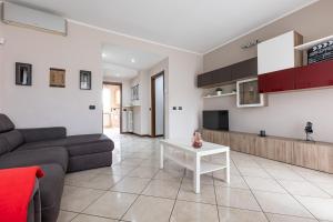 Μια τηλεόραση ή/και κέντρο ψυχαγωγίας στο Lovely apartment 15m from Duomo M1