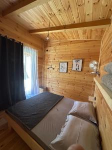 Una cama o camas en una habitación de Ada