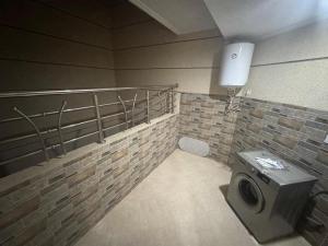 - une salle de bains pourvue d'un lave-linge dans l'établissement Wassime location, à Taourirt