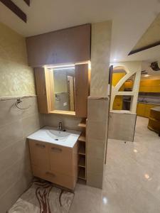 une petite salle de bain avec un lavabo et un miroir dans l'établissement Wassime location, à Taourirt