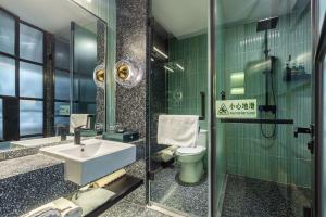 ein Badezimmer mit Waschbecken und Toilette in der Unterkunft Chongqing From Hotel in Chongqing