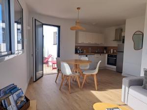 Kuchyň nebo kuchyňský kout v ubytování Vue panoramique Marais Breton, 900 m océan, superbe T2 avec terrasse