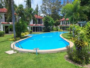 a swimming pool in the yard of a house at Mango Paradise, in der Nähe des Black Mountain Golf Clubs in Hua Hin +12 photos