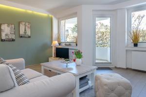 a living room with a couch and a table at Coastline _Nor31 _ 2_ in Westerland (Sylt)