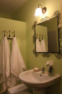 a bathroom with a sink and a mirror and towels at Casa Castedo do Douro in Castedo