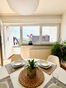 a dining room with a table with a plant on it at FinkenBlick I Wohnung in Illingen Saar I für kleine Familien I Paare mit Hund und Monteure in Illingen +29 photos