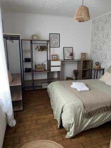 Ένα ή περισσότερα κρεβάτια σε δωμάτιο στο Maison lumineuse, proche centre.