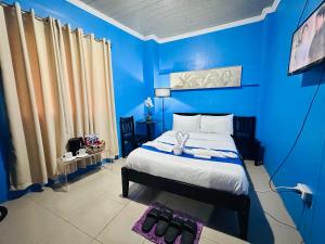 Un dormitorio azul con una cama y una pared azul. en Sukhavati Inn, en Baguio 42 fotos más