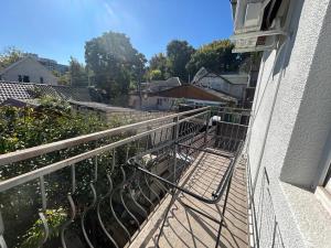 - Balcón con barandilla en un edificio en Girasole, en Chişinău