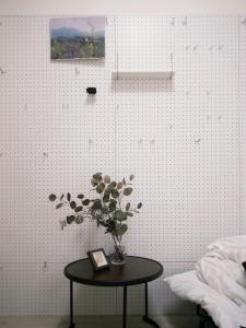 a table with a vase on it in a bedroom at D Regalo - Vacation STAY 10830v in Tokyo