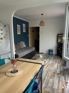 Ένα ή περισσότερα κρεβάτια σε δωμάτιο στο Maison lumineuse, proche centre.