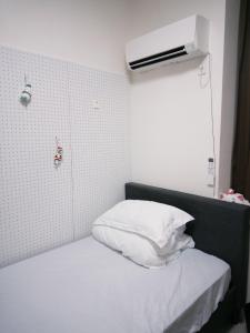 Un dormitorio pequeño con una cama con una almohada blanca. en D Regalo - Vacation STAY 35963v, en Tokio