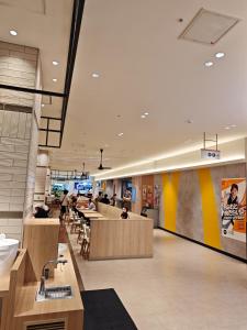 Un vestíbulo de un restaurante con gente sentada en las mesas. en D Regalo - Vacation STAY 35963v, en Tokio