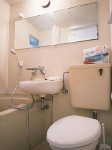 un baño con inodoro y lavabo en D Regalo - Vacation STAY 35963v, en Tokio